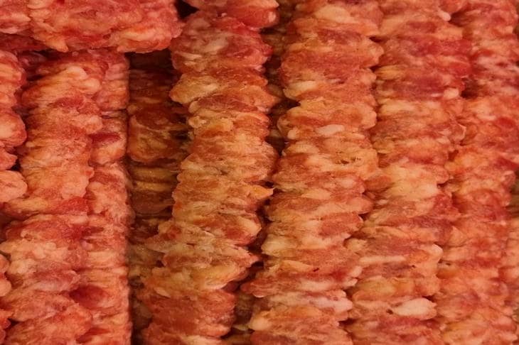 Köftelerdeki kıymanın yarısını mantarla değiştirirseniz ne olur: ev hanımları için ipuçları