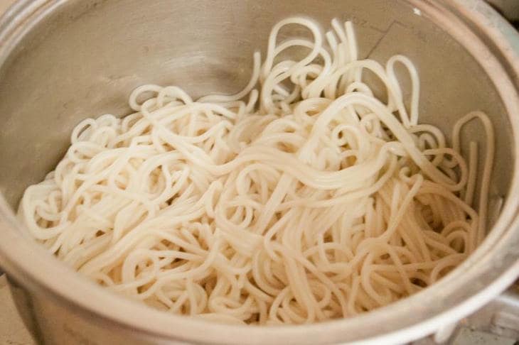 Yatmadan önce bir tabak makarna yerseniz ne olur: Gece açlığı hakkındaki ana efsaneyi yok edin